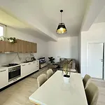 Appartamento Perla Luxury - Private Patio & Parking