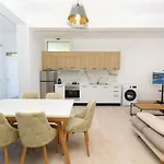 Perla Luxury - Private Patio & Parking Apartment *