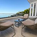 Perla Luxury - Private Patio & Parking *