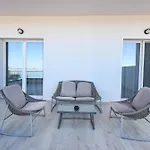 Perla Luxury - Private Patio & Parking Apartment *
