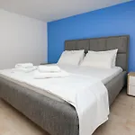 Perla Luxury - Private Patio & Parking