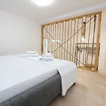 Perla Luxury - Private Patio & Parking Apartment *