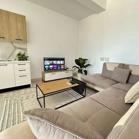 Perla Luxury - Private Patio & Parking Apartament *