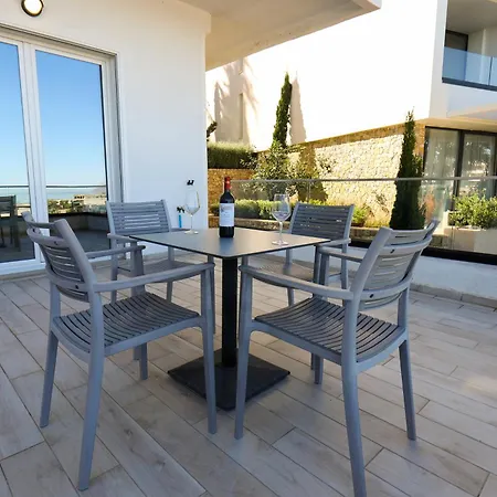 Perla Luxury - Private Patio & Parking Apartment