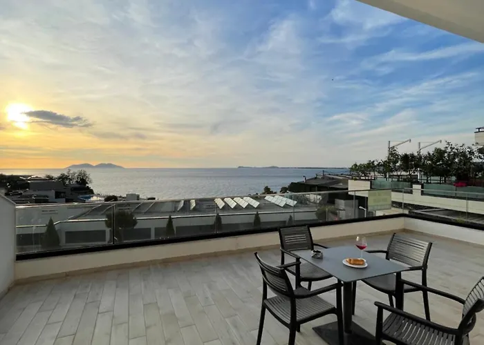 Perla Luxury - Private Patio & Parking Apartament *