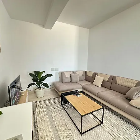 Perla Luxury - Private Patio & Parking Apartment Vlorë