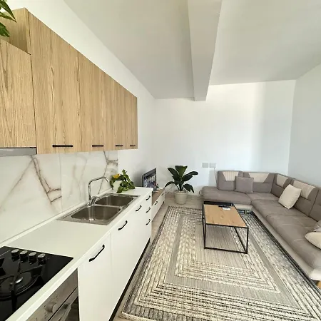 Perla Luxury - Private Patio & Parking アパート Vlorë