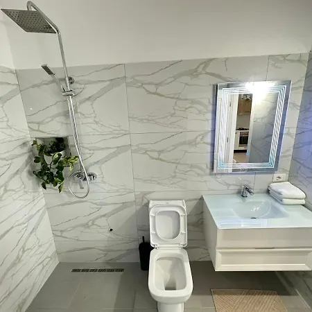 Perla Luxury - Private Patio & Parking Vlorë