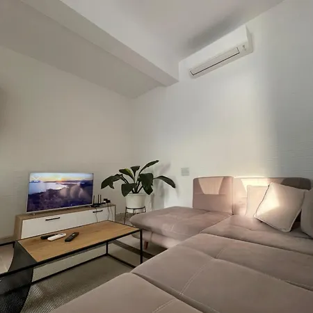 Perla Luxury - Private Patio & Parking *