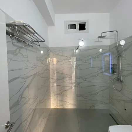 Perla Luxury - Private Patio & Parking * Vlorë