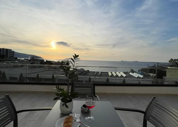 Perla Luxury - Private Patio & Parking 아파트